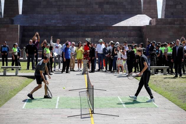 Swiss tennis players Roger Federer (L) and German tennis player Alexander Zverev (R) participate in an exhibition on a mini-court located on the planet s equator, in the Middle of the World citadel, in Quito, Ecuador, 24 November 2019. Federer and Zverev are in Quito as part of their Latin American tennis exhibition tour. Tennis players Federer and Zverev in Quito !ACHTUNG: NUR REDAKTIONELLE NUTZUNG!  Copyright: xJosexJacomex AME9281 20191124-637102210588860738