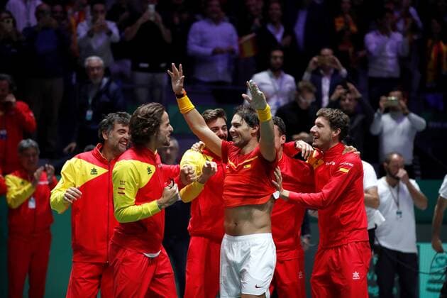 Spanish tennis player Rafa Nadal (C) celebrates with his teammates after defeating Canadian Denis Shapovalov during the Davis Cup Finals tennis tournament final tie between Canada and Spain at the Caja Magica facilities in Madrid, Spain, 24 November 2019. Spain vs. Canada !ACHTUNG: NUR REDAKTIONELLE NUTZUNG!  Copyright: xJuanJoxMartínx GRAF6451 20191124-637102277032359558