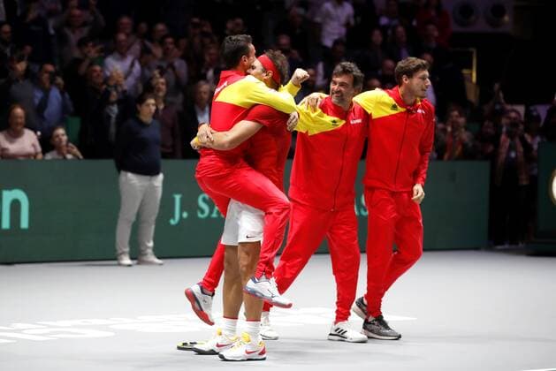 Spanish tennis player Rafa Nadal (2-L) celebrates with his teammates after defeating Canadian Denis Shapovalov during the Davis Cup Finals tennis tournament final tie between Canada and Spain at the Caja Magica facilities in Madrid, Spain, 24 November 2019. Spain vs. Canada !ACHTUNG: NUR REDAKTIONELLE NUTZUNG!  Copyright: xJuanJoxMartínx GRAF6448 20191124-637102277705376784