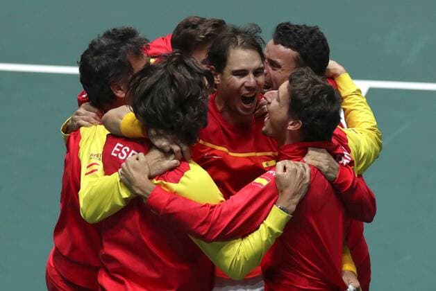 Spanish tennis player Rafa Nadal (C) celebrates with his teammates after defeating Canadian Denis Shapovalov during the Davis Cup Finals tennis tournament final tie between Canada and Spain at the Caja Magica facilities in Madrid, Spain, 24 November 2019. Spain vs. Canada !ACHTUNG: NUR REDAKTIONELLE NUTZUNG!  Copyright: xKikoxHuescax GRAF6477 20191124-637102284442279959