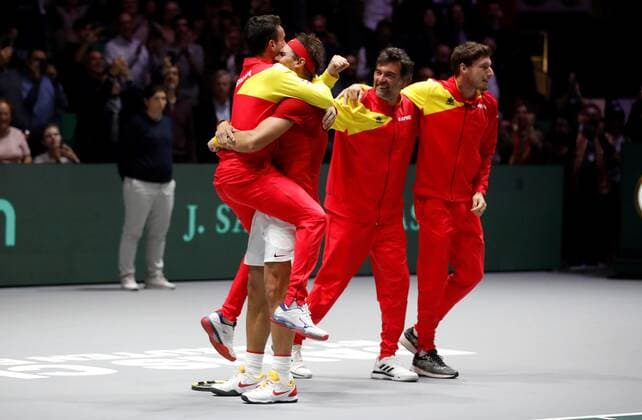 Spanish tennis player Rafa Nadal (C) celebrates with his teammates after defeating Canadian Denis Shapovalov during the Davis Cup Finals tennis tournament final tie between Canada and Spain at the Caja Magica facilities in Madrid, Spain, 24 November 2019. Spain vs. Canada !ACHTUNG: NUR REDAKTIONELLE NUTZUNG!  Copyright: xJuanJoxMartínx GRAF6483 20191124-637102285066929759