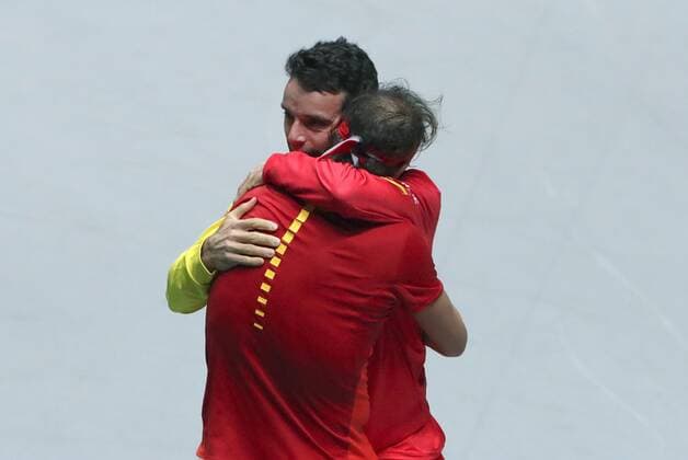 Spanish tennis player Rafa Nadal celebrates with his teammate Roberto Bautista (L) after defeating Canadian Denis Shapovalov during the Davis Cup Finals tennis tournament final tie between Canada and Spain at the Caja Magica facilities in Madrid, Spain, 24 November 2019. Spain vs. Canada !ACHTUNG: NUR REDAKTIONELLE NUTZUNG!  Copyright: xKikoxHuescax GRAF6475 20191124-637102285750538022