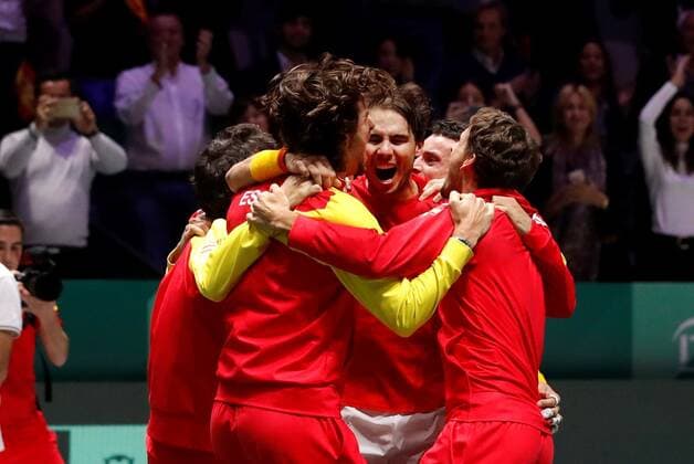 Spanish tennis player Rafa Nadal (C) celebrates with his teammates after defeating Canadian Denis Shapovalov during the Davis Cup Finals tennis tournament final tie between Canada and Spain at the Caja Magica facilities in Madrid, Spain, 24 November 2019. Spain vs. Canada !ACHTUNG: NUR REDAKTIONELLE NUTZUNG!  Copyright: xJUANJOxMARTÍNx GRAF6471 20191124-637102286354682790