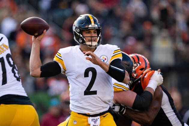 November 24, 2019: Mason Rudolph (2) of the Pittsburgh Steelers passes the ball during NFL, American Football Herren, USA football game action between the Pittsburgh Steelers and the Cincinnati Bengals at Paul Brown Stadium on November 24, 2019 in Cincinnati, OH. CSM NFL 2019: Steelers vs Bengals NOV 24 - ZUMAc04_ 20191124_zaf_c04_024 Copyright: xAdamxLacyx