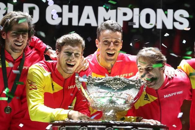 Spain tennis team (L-R); tennis players Marcel Granollers, Feliciano Lopez, Pablo Carreno, Roberto Bautista, Rafa Nadal and captain Sergi Bruguera; pose on the podium after winning the Davis Cup Finals tennis tournament final tie against Canada at the Caja Magica facilities in Madrid, Spain, 24 November 2019. Spain vs. Canada !ACHTUNG: NUR REDAKTIONELLE NUTZUNG!  Copyright: xJuanjoxMartínx GRAF6549 20191124-637102306550153506