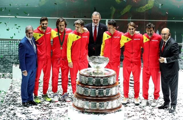Spain tennis team (L-R); tennis players Marcel Granollers, Feliciano Lopez, Pablo Carreno, Roberto Bautista, Rafa Nadal and captain Sergi Bruguera; and Spain s King Felipe VI (C) pose on the podium after winning the Davis Cup Finals tennis tournament final tie against Canada at the Caja Magica facilities in Madrid, Spain, 24 November 2019. Spain vs. Canada !ACHTUNG: NUR REDAKTIONELLE NUTZUNG!  Copyright: xKikoxHuescax GRAF6540 20191124-637102307261112118