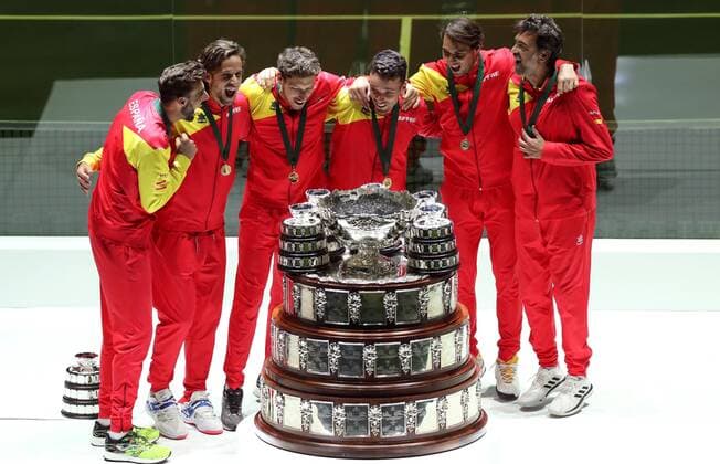 Spain tennis team (L-R); tennis players Marcel Granollers, Feliciano Lopez, Pablo Carreno, Roberto Bautista, Rafa Nadal and captain Sergi Bruguera; pose on the podium after winning the Davis Cup Finals tennis tournament final tie against Canada at the Caja Magica facilities in Madrid, Spain, 24 November 2019. Spain vs. Canada !ACHTUNG: NUR REDAKTIONELLE NUTZUNG!  Copyright: xKikoxHuescax GRAF6557 20191124-637102312377691341