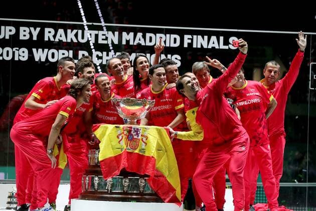 Spain tennis team celebrate on the podium after winning the Davis Cup Finals tennis tournament final tie against Canada at the Caja Magica facilities in Madrid, Spain, 24 November 2019. Spain vs. Canada !ACHTUNG: NUR REDAKTIONELLE NUTZUNG!  Copyright: xJuanjoxMartínx GRAF6561 20191124-637102313045974747