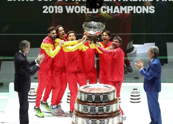 Spain tennis team celebrate on the podium after winning the Davis Cup Finals tennis tournament final tie against Canada at the Caja Magica facilities in Madrid, Spain, 24 November 2019. Spain vs. Canada !ACHTUNG: NUR REDAKTIONELLE NUTZUNG!  Copyright: xKikoxHuescax GRAF6559 20191124-637102313095662248