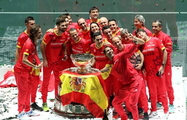 Spain tennis team celebrate on the podium after winning the Davis Cup Finals tennis tournament final tie against Canada at the Caja Magica facilities in Madrid, Spain, 24 November 2019. Spain vs. Canada !ACHTUNG: NUR REDAKTIONELLE NUTZUNG!  Copyright: xKikoxHuescax GRAF6568 20191124-637102313886944949