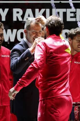 Spain s King Felipe VI (L) greets Spanish tennis player Rafa Nadal (R) on the podium after winning the Davis Cup Finals tennis tournament final tie against Canada at the Caja Magica facilities in Madrid, Spain, 24 November 2019. Spain vs. Canada !ACHTUNG: NUR REDAKTIONELLE NUTZUNG!  Copyright: xJuanjoxMartínx GRAF6543 20191124-637102314540901294