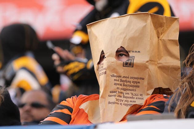 Bilder des Jahres 2019, Sport 11 November Sport Bilder des Tages CINCINNATI, OH - NOVEMBER 24: A Cincinnati Bengals fans wears a brown bag on their head during the game against the Pittsburgh Steelers and the Cincinnati Bengals on November 24th 2019, at Paul Brown Stadium in Cincinnati, OH. (Photo by Ian Johnson Icon Sportswire) NFL, American Football Herren, USA NOV 24 Steelers at Bengals Icon191124028