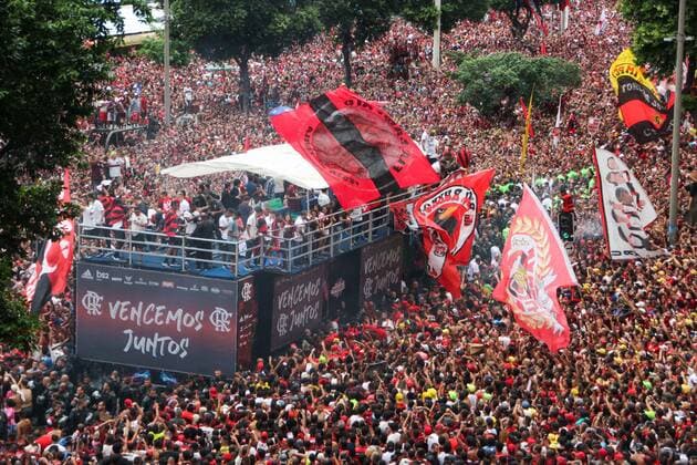 Bilder des Jahres 2019, Sport 11 November Sport Bilder des Tages November 24, 2019, Rio De Janeiro, RJ, Brasil: RIO DE JANEIRO, RJ, 24.11.2019: Thousands of people gather this Sunday (24), in CandeloÂ¡ria, downtown Rio de Janeiro, to follow the victory parade of the Flamengo players who won the America Liberators Cup 2019.Foto: o°rica Martin FLAMENGO WINNING PARADE AMERICA LIBERATORS CUP 2019 - ZUMAa187 20191124_zsa_a187_041 Copyright: xRicaxMartin AmxPressx&xImagx