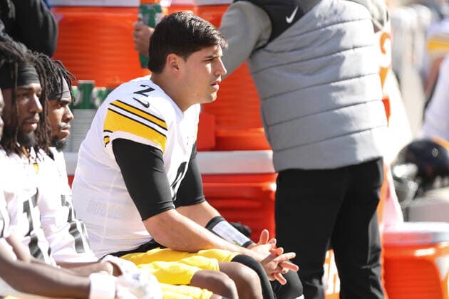 CINCINNATI, OH - NOVEMBER 24: Pittsburgh Steelers quarterback Mason Rudolph (2) sits on the bench during the game against the Pittsburgh Steelers and the Cincinnati Bengals on November 24th 2019, at Paul Brown Stadium in Cincinnati, OH. (Photo by Ian Johnson Icon Sportswire) NFL, American Football Herren, USA NOV 24 Steelers at Bengals Icon191124040