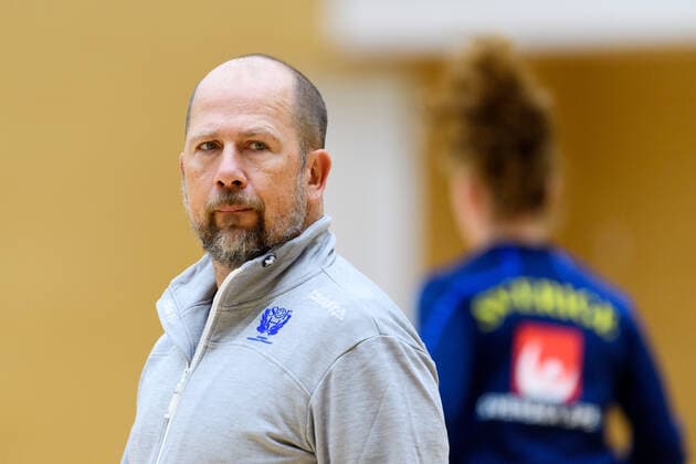 191126 Assistant coach of Sweden, Janne Ekman during warm up ahead of a friendly game between Sweden and Norway on November 26, 2019 in Fukuoka Photo Ludvig Thunman BILDBYRAN code LT 35682 bbeng handball women handball ladies sweden sweden norway training match practice game friendship match,  Copyright: LUDVIGxTHUNMAN BB191126LT002