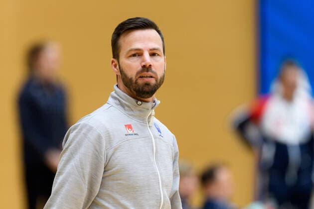 191126 Head coach of Sweden, Henrik Signell during warp up ahead of a friendly game between Sweden and Norway on November 26, 2019 in Fukuoka Photo Ludvig Thunman BILDBYRAN code LT 35682 bbeng handball women handball ladies sweden sweden norway training match practice game test match friendship,  Copyright: LUDVIGxTHUNMAN BB191126LT003