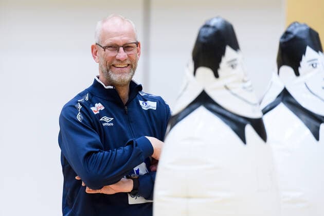 191126 Goalkeeper coach of Norway, Mats Olsson during warm up ahead of a friendly game between Sweden and Norway on November 26, 2019 in Fukuoka Photo Ludvig Thunman BILDBYRAN code LT 35682 bbeng handball women handball ladies sweden sweden norway training match practice game friendly game match,  Copyright: LUDVIGxTHUNMAN BB191126LT007