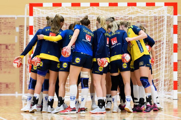 191126 The Swedish players ahead of a friendly game between Sweden and Norway on November 26, 2019 in Fukuoka Photo Ludvig Thunman BILDBYRAN code LT 35682 bbeng handball women handball ladies sweden sweden norway norway training game practice game friendship match,  Copyright: LUDVIGxTHUNMAN BB191126LT011