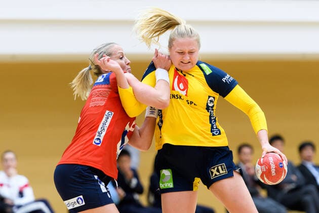191126 Heidi Loke of Norway and Hanna Blomstrand of Sweden during a friendly game between Sweden and Norway on November 26, 2019 in Fukuoka Photo Ludvig Thunman BILDBYRAN code LT 35682 bbeng handball women handball ladies sweden sweden norway training match practice game friendship match,  Copyright: LUDVIGxTHUNMAN BB191126LT036
