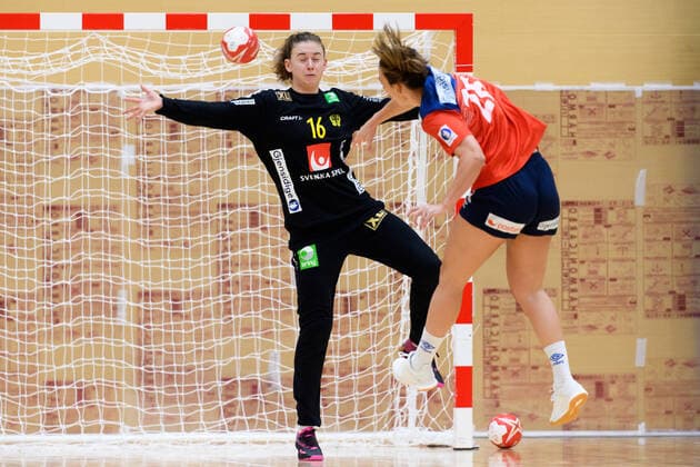 191126 Goalkeeper Jessica Ryde of Sweden during a friendly game between Sweden and Norway on November 26, 2019 in Fukuoka Photo Ludvig Thunman BILDBYRAN code LT 35682 bbeng handball women handball ladies sweden sweden norway training match practice game friendship match,  Copyright: LUDVIGxTHUNMAN BB191126LT051
