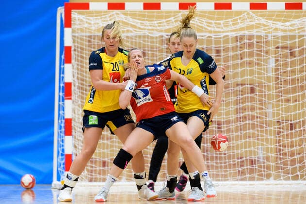 191126 Isabelle Gullden and Emma Lindqvist defend against Heidi Loke of Norway during a friendly game between Sweden and Norway on November 26, 2019 in Fukuoka Photo Ludvig Thunman BILDBYRAN code LT 35682 bbeng handball women handball ladies sweden sweden norway training match practice game friendship match,  Copyright: LUDVIGxTHUNMAN BB191126LT059