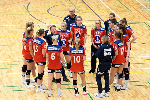 191126 Players of Norway during a timeout in a friendly game between Sweden and Norway on November 26, 2019 in Fukuoka Photo Ludvig Thunman BILDBYRAN code LT 35682 bbeng handball women handball ladies sweden sweden norway training match practice game friendship match,  Copyright: LUDVIGxTHUNMAN BB191126LT067