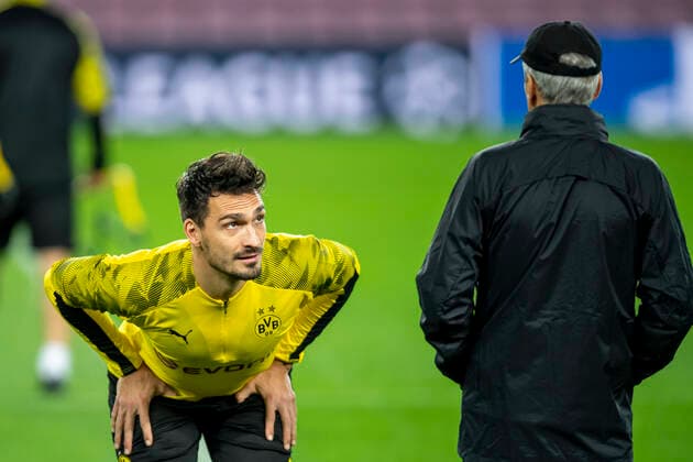 Bilder des Jahres 2019, Sport 11 November Sport Bilder des Tages Fussball, Champions League, Saison 2019 2020, 5. Spieltag: Pressekonferenz von Borussia Dortmund am 26.11.2019 im Camp Nou in Dortmund (Spanien). Dortmunds Trainer Lucien Favre (r.) spricht mit Dortmunds Mats Hummels *** Football, Champions League, season 2019 2020, 5 matchday press conference of Borussia Dortmund on 26 11 2019 at Camp Nou in Dortmund Spain Dortmunds coach Lucien Favre r talks to Dortmunds Mats Hummels Copyright: xKirchner Inderliedx
