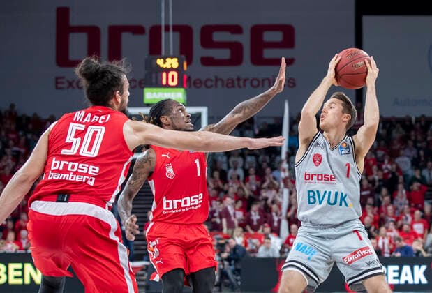 Germany, Bamberg, Brose Arena, 26 11 2019, Brose Bamberg vs s Oliver Wuerzburg, Basketball Picture v l Assem Marei Brose Bamberg , Paris Lee Brose Bamberg and Jordan Hulls s Oliver Wuerzburg Copyright: HMBxMedia xHeikoxBecker