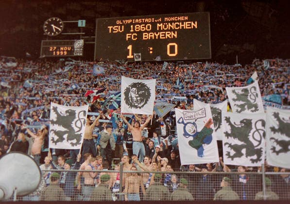 27 11 1999, Soccer 1 Bundesliga 1999, TSV 1860 Munich FC Bayern Munich in the Olympic Stadium Munich, final score on the scoreboard, 1 0 for the lions, the lion fans celebrate their team