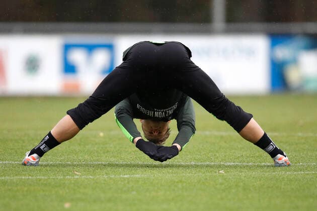 Bilder des Jahres 2019, Sport 11 November Sport Bilder des Tages Sport Bilder des Tages 27.11.2019, Mehrkampfanlage Hannover 96, Hannover, Hannover 96 beim Training auf der Mehrkampfanlage, im Bild Matthias Ostrzolek (22, Hannover) macht Dehnuebungen Training von Hannover 96 auf der Mehrkampfanlage *** 27 11 2019, all-around facility Hannover 96, Hannover, Hannover 96 during training on the all-around facility, in the picture Matthias Ostrzolek 22, Hannover doing stretching exercises Training of Hannover 96 on the all-around facility