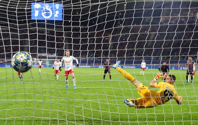 Bilder des Jahres 2019, Sport 11 November Sport Bilder des Tages RB Leipzig - Benfica Champions League Leipzig, 27.11.2019, Red Bull Arena, Fussball, Champions league , RB Leipzig (GER) vs. Benfica Lissabon (POR) , Im Bild: Tor für Leipzig. Emil Forsberg verwandelt gegen Torwart Odysseas Vlachodimos (99, Benfica) einen Elfmeter zum 1:2 Anschluss. , *** RB Leipzig Benfica Champions League Leipzig, 27 11 2019, Red Bull Arena, Football, Champions league , RB Leipzig GER vs. Benfica Lisbon POR , In the picture goal for Leipzig Emil Forsberg converted against goalkeeper Odysseas Vlachodimos 99, Benfica a penalty to 1 2 connection ,