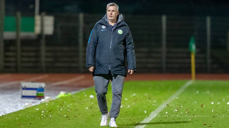 v li Steffen Beck Trainer, VfL Wolfsburg II Freisteller, single frame, full body, action, action, game scene, THE DFB RICHTLINEN UNTERSAGEN ANY USE OF PHOTOGRAPHS AS IMAGE SEQUENCES AN OR QUASI VIDEO , 27 11 2019, Bremen Germany , Fussball, 2 Frauen Bundesliga, SV Werder Bremen VfL Wolfsburg II xobx