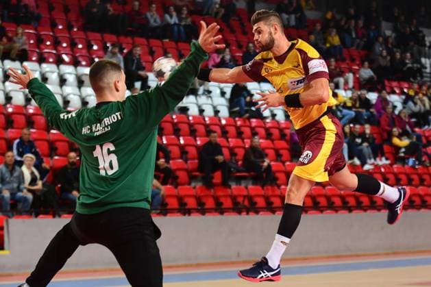Liridon Esati vs. Jan Blecha v utkani evropskeho Challenge Cupu v hazene mezi celky KH Kastrioti (Kosovo) a HC Dukla Praha 5. rijna 2019 v Praze. CTKPhotoF201910060489101 