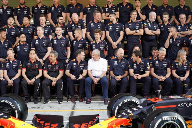 FORMULA 1 ETIHAD AIRWAYS ABU DHABI GRAND PRIX 2019 28 11 2019, Yas Marina Circuit, Abu Dhabi, FORMULA 1 ETIHAD AIRWAYS ABU DHABI GRAND PRIX 2019 , pictured group photo of Aston Martin Red Bull Racing with Dr Helmut Marko Red Bull , Christian Horner Red Bull , Max Verstappen NEL 33 , Aston Martin Red Bull Racing, Alexander Albon GBR 23 , Aston Martin Red Bull Racing nordphotoxBratic nph00250