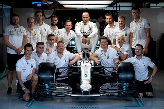 Motorsports: FIA Formula One World Championship, WM, Weltmeisterschaft 2019, Grand Prix of Abu Dhabi, 44 Lewis Hamilton (GBR, Mercedes AMG Petronas Motorsport) with his team Abu Dhabi United Arab Emirates