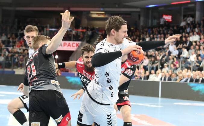 28 11 2019 Handball 1 Bundesliga LIQUI MOLY HBL Season 2019 2020 15 Matchday HC Erlangen Nuremberg Metropolitan Region HCE THW Kiel DaMa Christopher Bissel 21, HC Erlangen HCE Hendrik Pekeler 61, THW Kiel