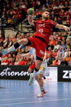 v li Kai Dippe Die Eulen, 43 , Albin Lagergren SCM, 23 , at the jump throw, throw, goal throw, action, action, game scene, 28 11 2019, Ludwigshafen am Rhein Germany , Handball, Bundesliga, TSG Ludwigshafen Friesenheim Die Eulen SC Magdeburg xozx