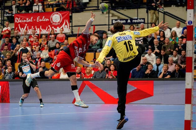 v li Kai Dippe The Owls, 43 , Jannick Green Krejberg SCM, Goalkeeper, 16 , in jumping, throwing, goal throwing, action, action, game scene, 28 11 2019, Ludwigshafen am Rhein Germany , Handball, Bundesliga, TSG Ludwigshafen Friesenheim The Owls SC Magdeburg xozx