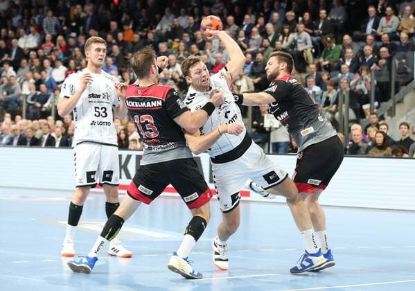 28 11 2019 Handball 1 Bundesliga LIQUI MOLY HBL Season 2019 2020 15 Matchday HC Erlangen Metropolitan Region Nuremberg HCE THW Kiel DaMa Michael Haaß Haass 13, HC Erlangen HCE Harald Reinkind 6, THW Kiel Sime Ivic 19, HC Erlangen HCE