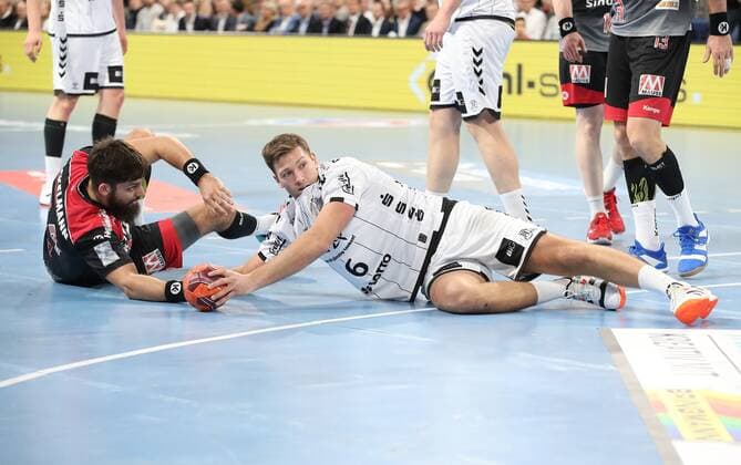 28 11 2019 Handball 1 Bundesliga LIQUI MOLY HBL Season 2019 2020 15 Matchday HC Erlangen Nuremberg Metropolitan Region HCE THW Kiel DaMa Quentin Minel 34, HC Erlangen HCE Harald Reinkind 6, THW Kiel fight on the ground for ball
