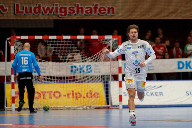 Scorer Marko Bezjak SCM, 25 cheers on a goal, jubilation, goal jubilation, goal success, celebrate the goal, goal, celebration, cheer on the goal, optimistic, game scene, highlight, single picture, action, action, 28 11 2019, Ludwigshafen am Rhein Germany, handball, Bundesliga, TSG Ludwigshafen Friesenheim The owls SC Magdeburg xozx