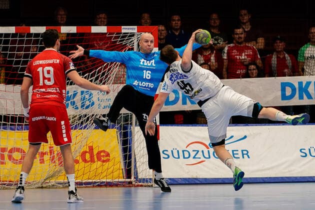 v li Jan Remmlinger The Owls, 19 , Gorazd Skof Goalkeeper, The Owls, 16 , Moritz Preuss SCM, 95 , at the jump throw, throw, goal throw, action, action, game scene, 28 11 2019, Ludwigshafen am Rhein Germany , Handball, Bundesliga, TSG Ludwigshafen Friesenheim The Owls SC Magdeburg xozx