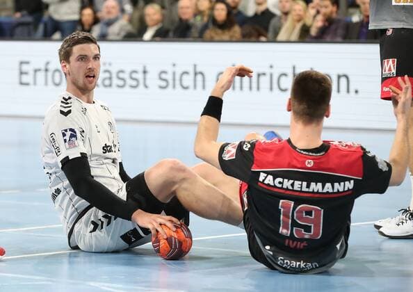 28 11 2019 Handball 1 Bundesliga LIQUI MOLY HBL Season 2019 2020 15 Matchday HC Erlangen Nuremberg Metropolitan Region HCE THW Kiel DaMa Hendrik Pekeler 61, THW Kiel Sime Ivic 19, HC Erlangen HCE are on the ground