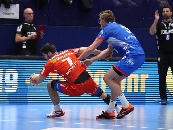v l Jannik Hausmann HBW Balingen Weilstetten 7 , Jonathan Carlsbogard TBV Lemgo Lippe 9 GER, Handball, 1 Bundesliga, TBV Lemgo Lippe against HBW Balingen Weilstetten, 28 11 2019 Lemgo Copyright: xStrohdiekx Eibner-Pressefotox EP_jsk