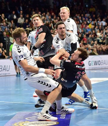 28 11 2019 Handball 1 Bundesliga Liqui Moly HBL Season 2019 2020 15 Matchday HC Erlangen Metropolitan Region Nuremberg HCE THW Kiel OGo Steffen Weinhold 13, THW Kiel Nikolai Link 33, HC Erlangen HCE