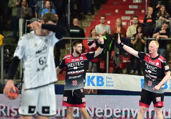 28 11 2019 Handball 1 Bundesliga Liqui Moly HBL Season 2019 2020 15 Matchday HC Erlangen Metropolregion Nürnberg HCE THW Kiel OGo Sime Ivic 19, HC Erlangen HCE Sebastian Firnhaber 18, HC Erlangen HCE clap together