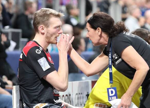 28 11 2019 Handball 1 Bundesliga LIQUI MOLY HBL Season 2019 2020 15 Matchday HC Erlangen Metropolitan Region Nuremberg HCE THW Kiel DaMa Antonio Metzner 27, HC Erlangen HCE injured with pain injury treated by Ulrike Rienecker Physiotherapist HC Erlangen HCE