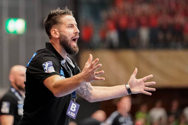 Bennet Wiegert Trainer, Head Coach, SCM , gives instructions, gesticulated, gesticulate with the arms, gives instructions, gesticulate, single picture, action, action, 28 11 2019, Ludwigshafen am Rhein Germany , Handball, Bundesliga, TSG Ludwigshafen Friesenheim The Owls SC Magdeburg xozx