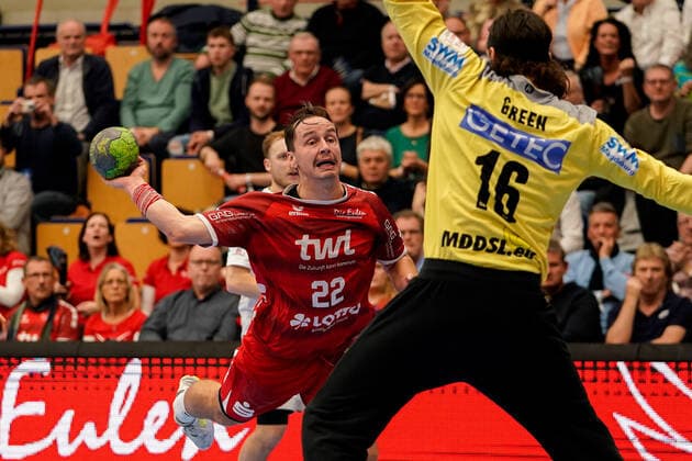 v li Jannik Hofmann The Owls, 22 , Jannick Green Krejberg SCM, Goalkeeper, 16 , at the jump from the outside, throw, goal throw, action, action, game scene, 28 11 2019, Ludwigshafen am Rhein Germany , Handball, Bundesliga, TSG Ludwigshafen Friesenheim The Owls SC Magdeburg xozx