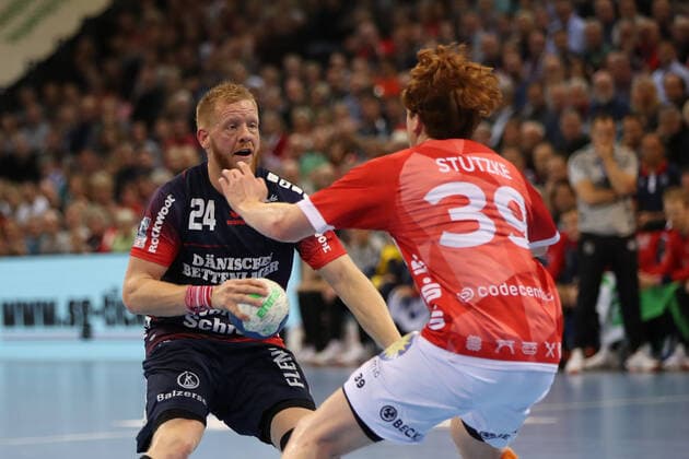 SG Flensburg Handewitt vs Bergischer HC, LIQUI MOLY Handball Bundesliga, 28 11 19 Flensburg Jim Gottfridsson SG Flensburg Handewitt, 24 against Lukas Stutzke Bergischer HC, 39 Copyright: xBEAUTIFULxSPORTS MarioxM.xKobergx
